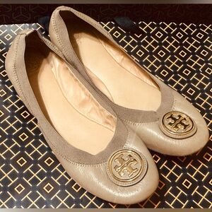 Tory Burch Women's Beige ballet flats with Gold Logo
